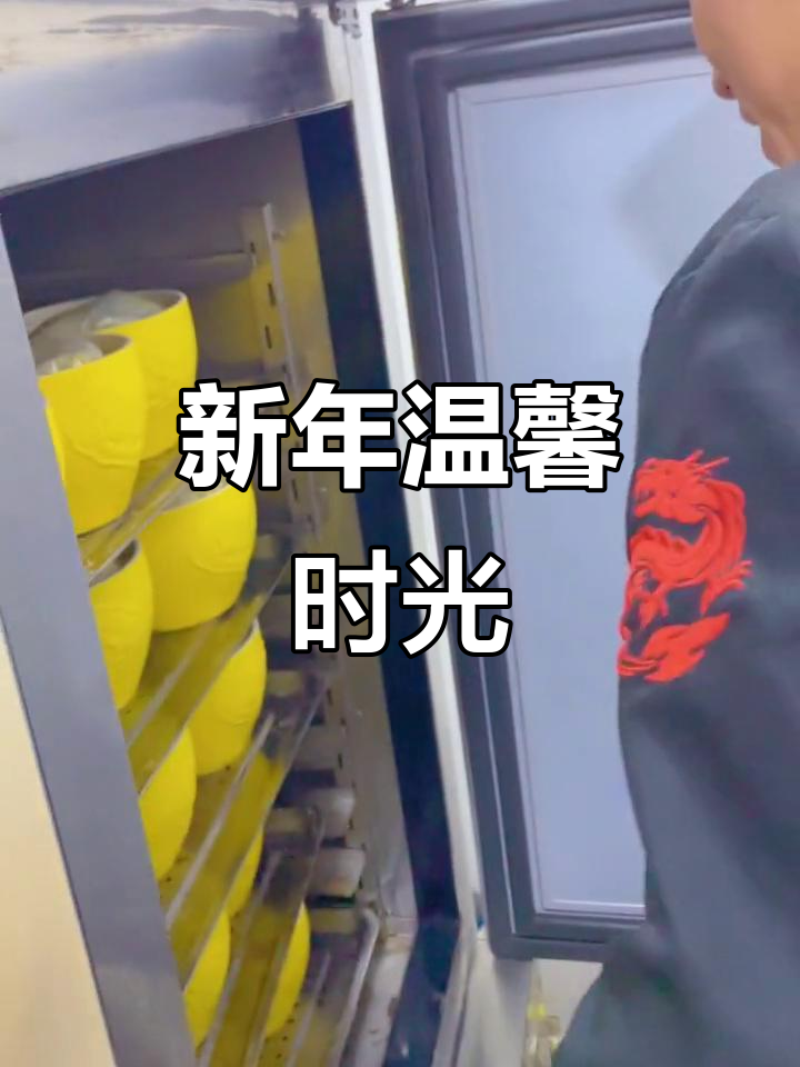 寒冬里，亲朋围坐共享大盆菜，温暖如春的新年氛围