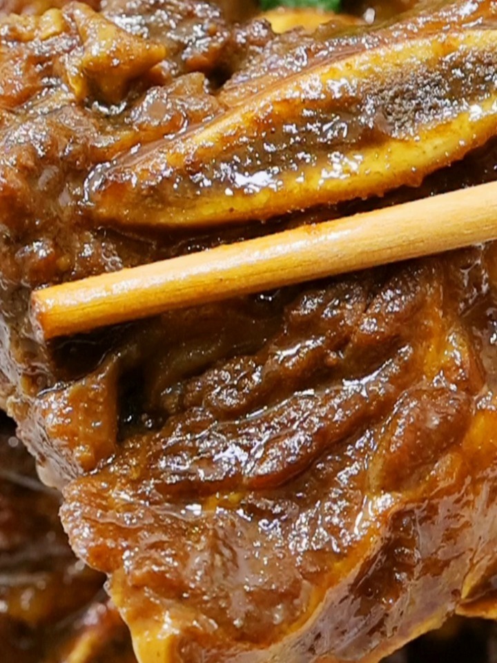 做法简单好吃的绝味牛排骨一出锅太香了汤汁拌饭都能吃三碗