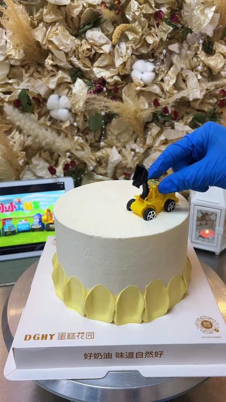 这款工程车蛋糕是小男孩完全拒绝不了的