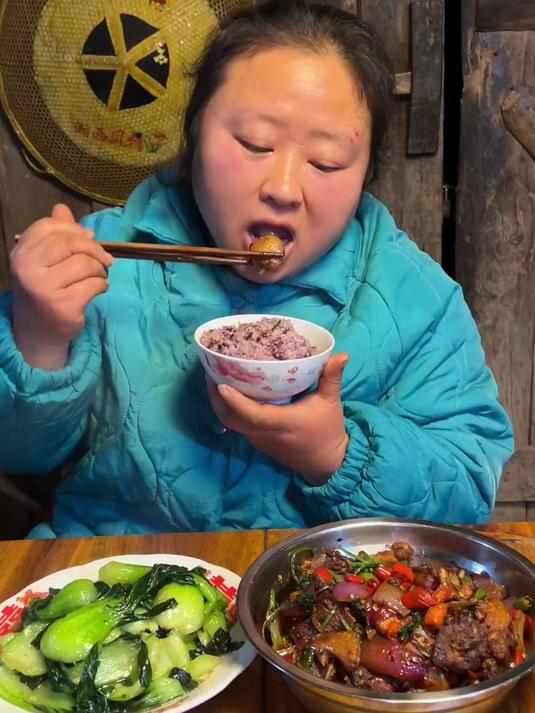 家里腊肉腊肠熏干了，买半只鸡，做干锅鸡鸡有点老，吃起来很费劲