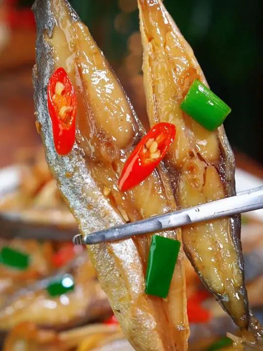 在我们广东,每天不知道吃什么的时候,就会做这个金鲳鱼干焖五花肉,鱼肉紧实,味道鲜美,特别的