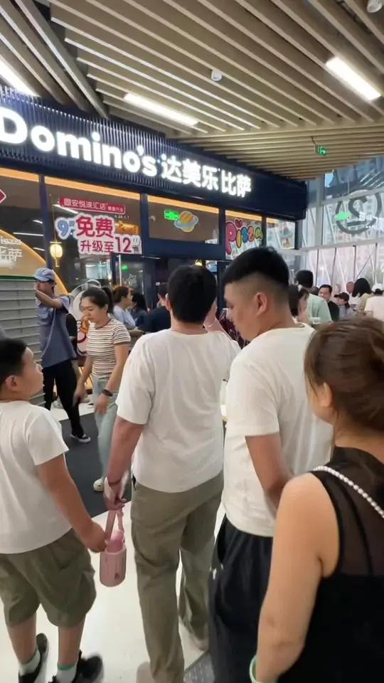 达美乐·固安悦涞汇店开业首日 人气爆棚!9寸免费升级12寸活动继续!固安达美乐达美乐披萨@