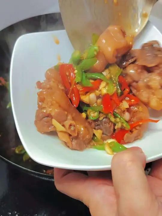 一锅出莲藕花生汤,土辣椒烧猪蹄