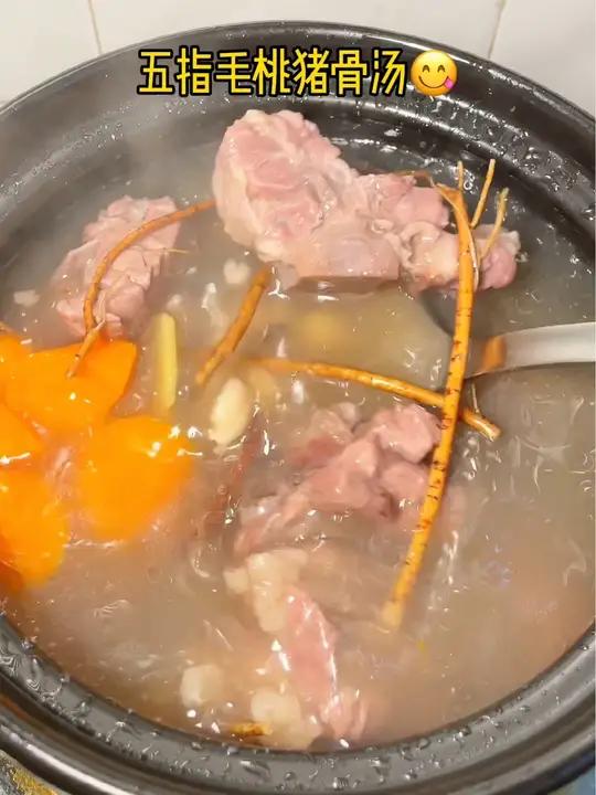 最近落雨不停的天气,今天给家里人安排这个健啤祛湿汤,简单又好喝的五指毛桃汤,还有淡淡的椰香