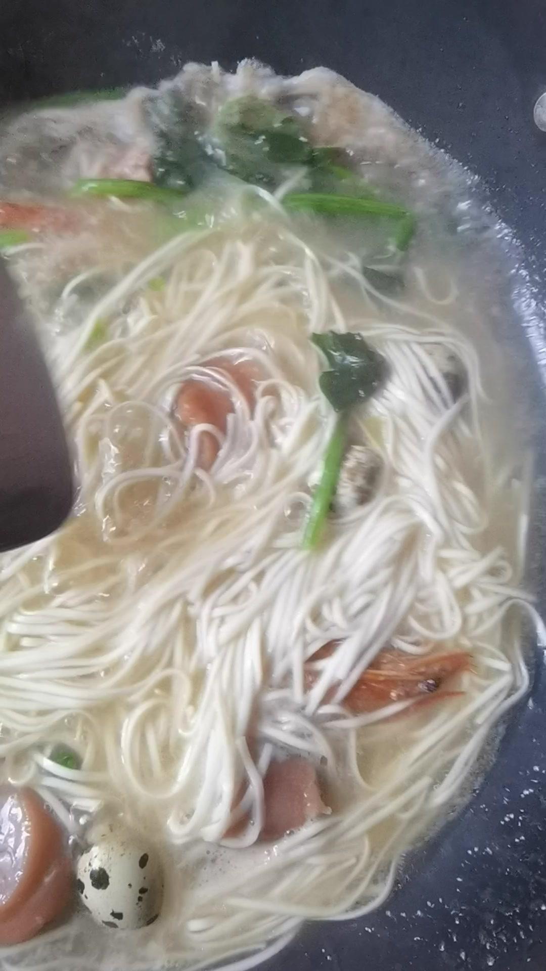 天天吃面,肠子快吃细了。这叫什么面?猪尾巴面?好像不对,鹌鹑蛋面?也不对,菠菜面?还是海鲜