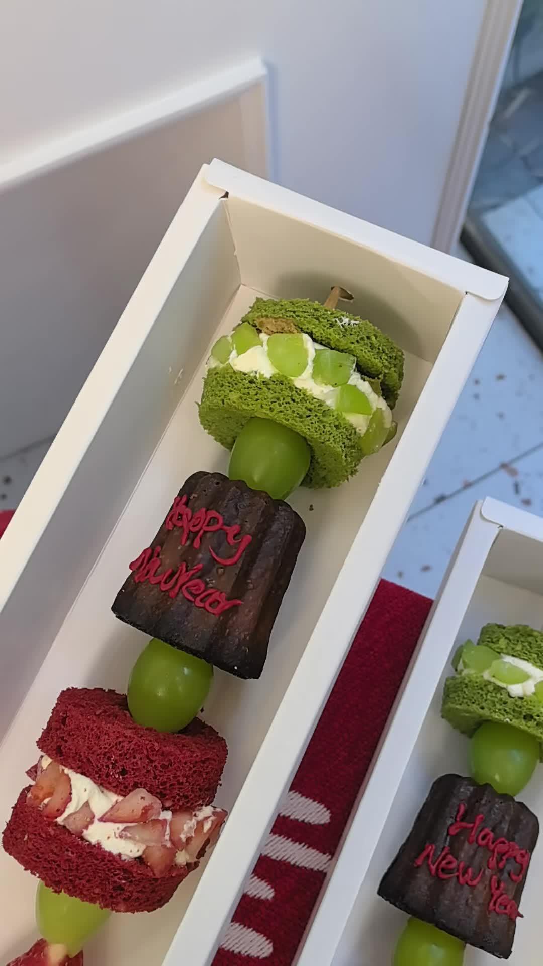 老公送的新年礼物,太有仪式感了,1米长的蛋糕,你觉得怎么样?1米蛋糕