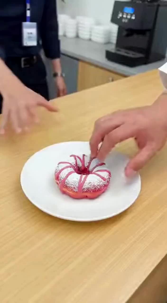 粉色甜甜圈,手先动的手!