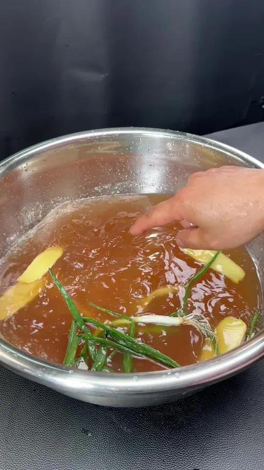 这种老卤水可以制作盐水鸡，盐水鸭和任何盐水风味的卤菜