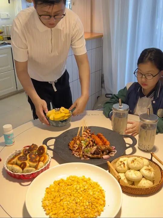 菜点菜 今天做了姐姐爱吃的铁板鱿鱼,妹妹要玉米烙,姐姐说还想喝古茗的什么都有,老婆念叨包子
