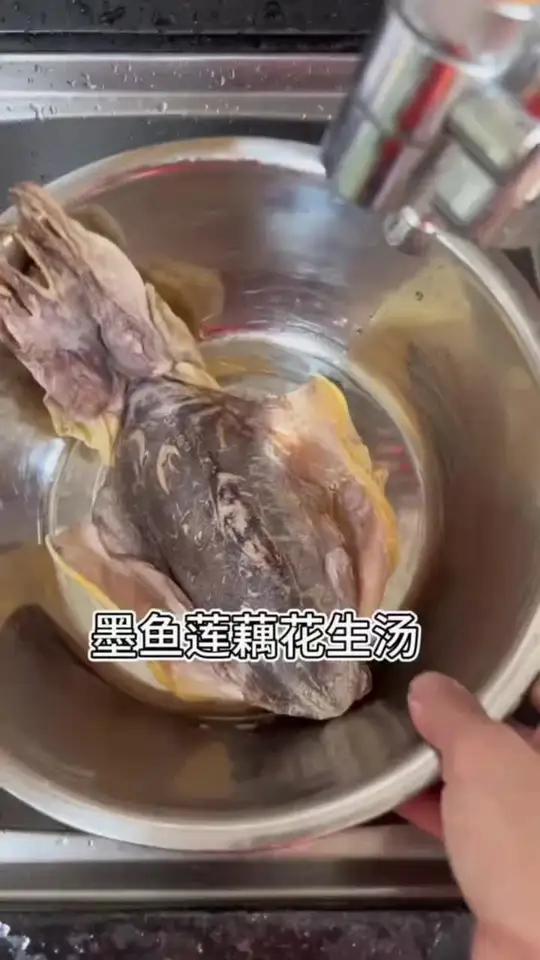 花生莲藕墨鱼汤 美食在家做美食