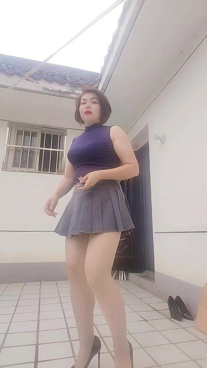 微胖女人肉丝高跟鞋超短裙