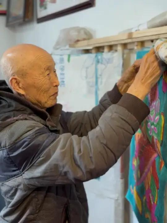 2025年,第一个世界非遗版春节即将到来。跟随镜头探寻年画“活化石”,在“粗活”缸鱼的绘制