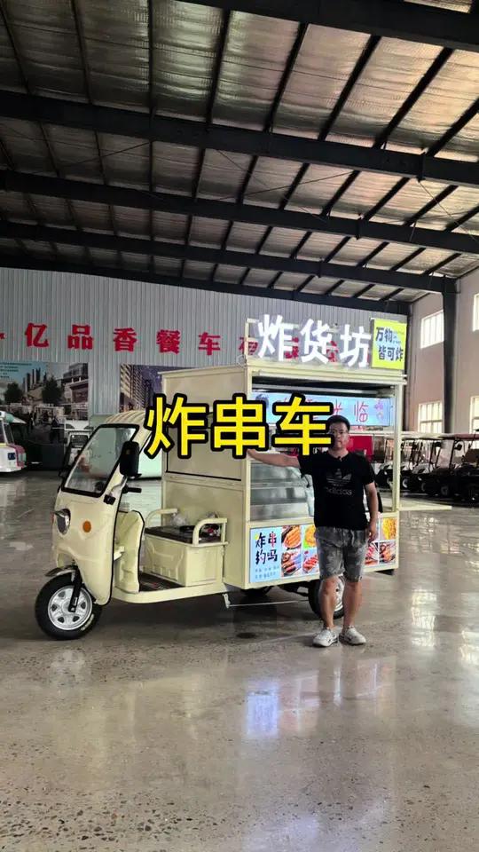 晚上出摊卖炸串,就得多做几个灯箱、发光字!氛围感一下就上来了!