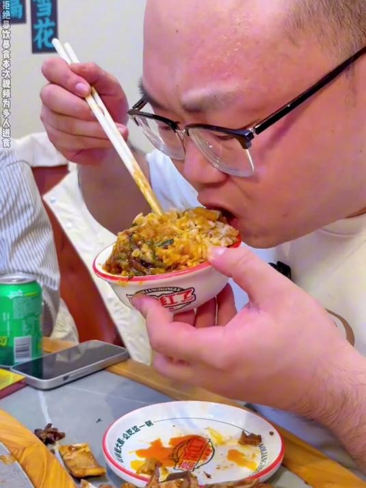 东北铁锅炖大排骨炖到脱骨,豆角粉条才是灵魂