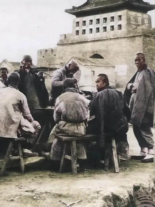1875-1944,永定门箭楼外小聚 唐纳德·曼尼(Donald Mennie,1875—