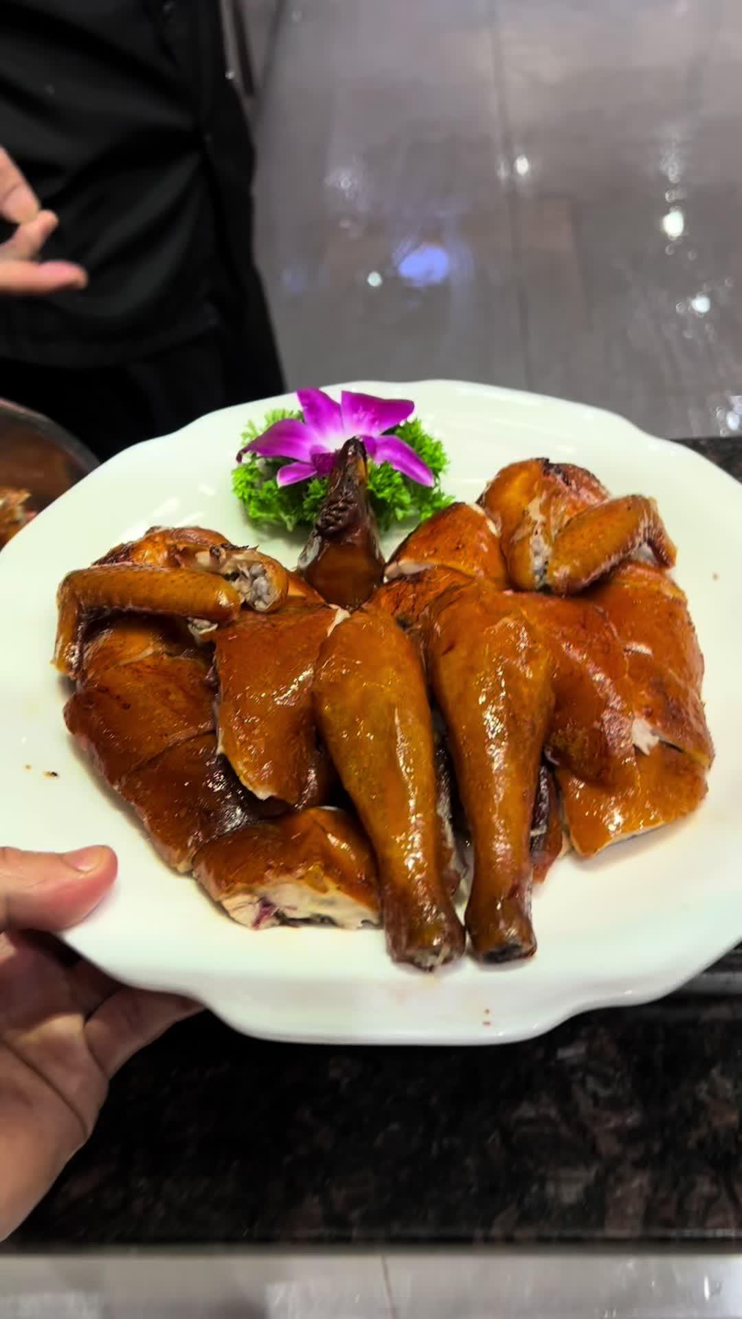 脆皮烧鸡,一个手撕 一个摆盘……