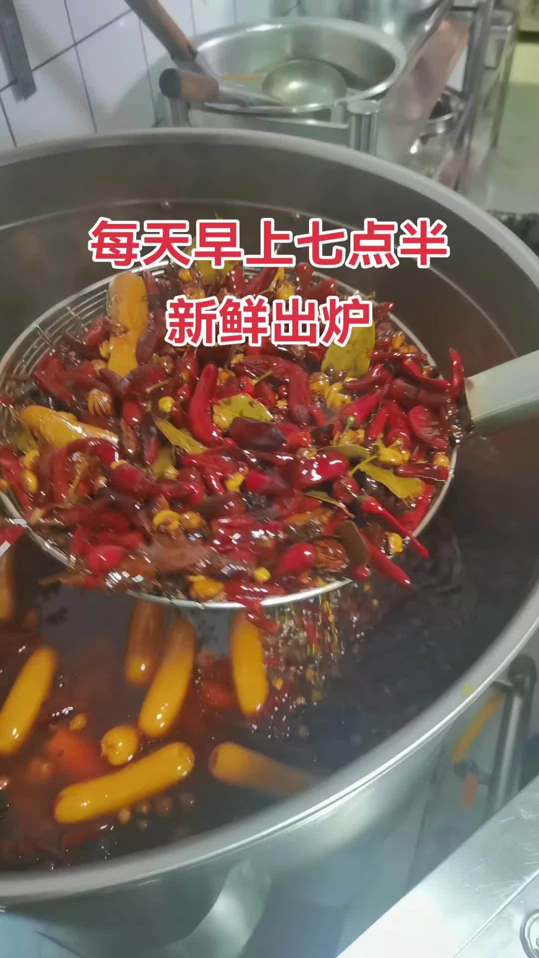 别看这鸭脖黑乎乎!嗦一口直接魂穿快乐星球～现卤现捞 每天都是新鲜食材 麻辣鲜香 麻辣鸭货 