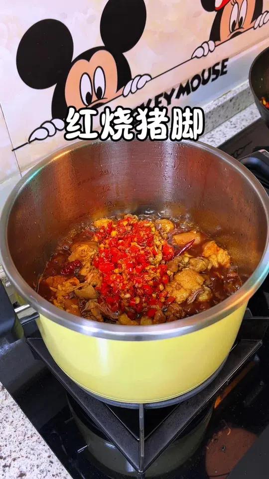 今天做了江西版的红烧猪蹄,软烂脱骨又香又辣的,太过瘾了
