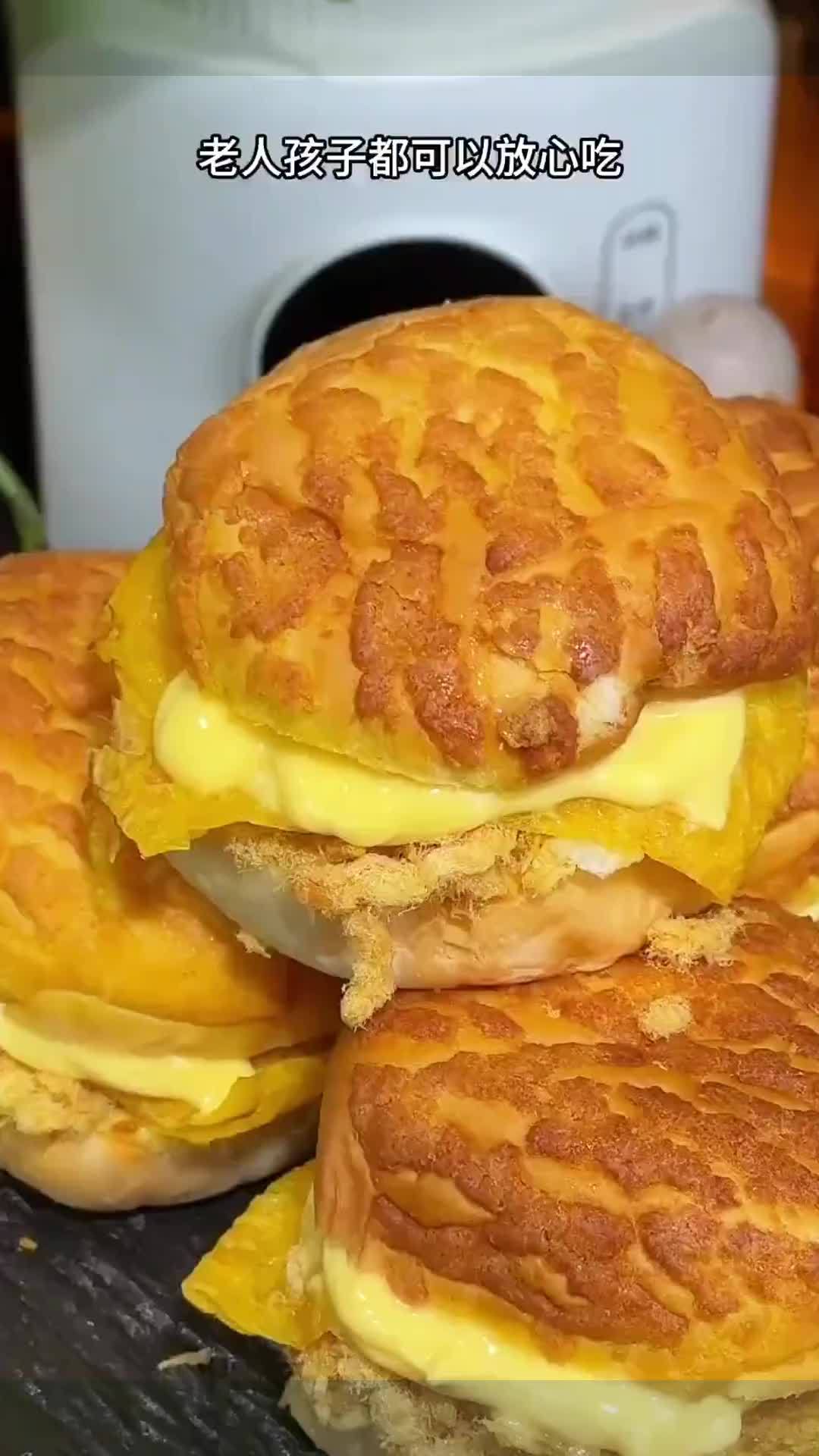一口下去多重口感 外面是虎皮蛋糕胚 里边有鸡肉松和奶酪夹心,一口爆浆真的好好吃!大人孩子都