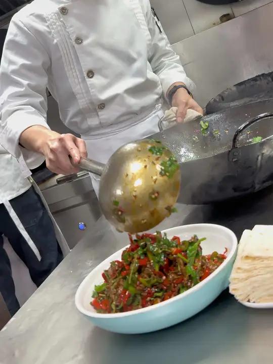 （小炒黄牛肉）主料：牛里脊肉300克（切成1个硬币厚，小片）配料：香菜段80克 辅料：野山