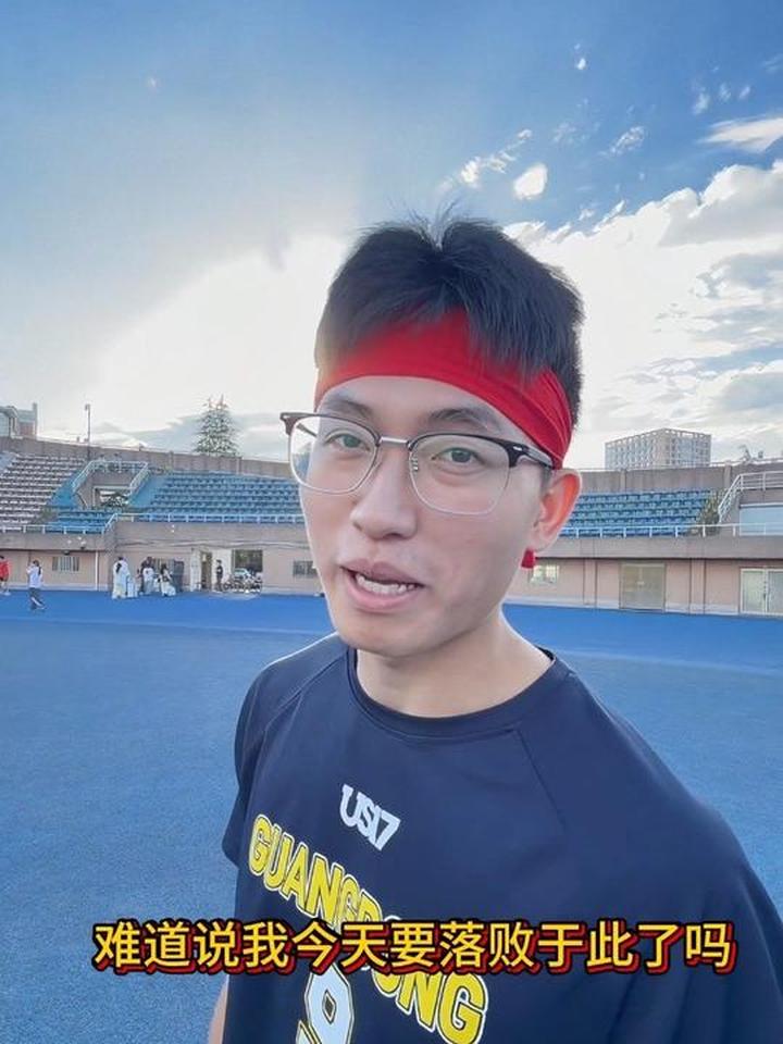 这戴红头巾的是谁？跳高表现看起来有点东西