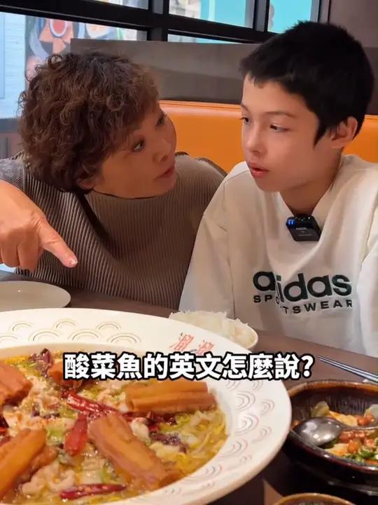 带外国友人吃“酸菜鱼”,怎么用英文说?