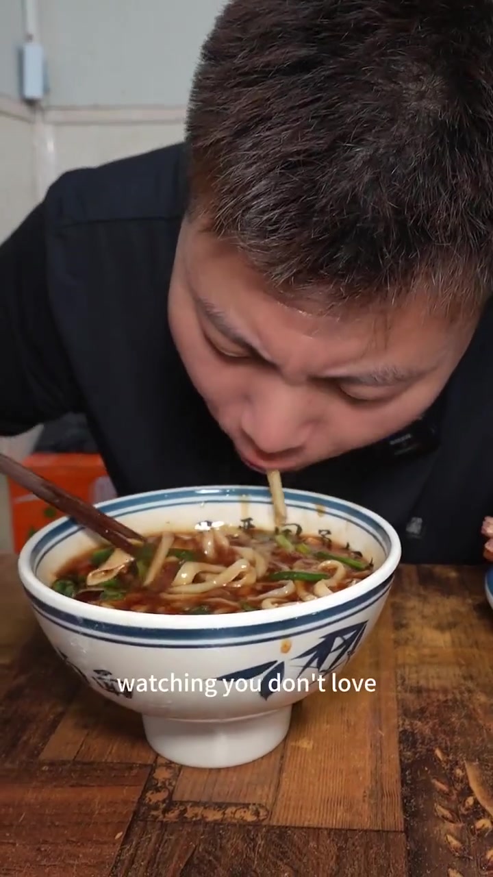 大刀拨面搭配老太原打卤面的卤子,还搭配了山东的把子肉