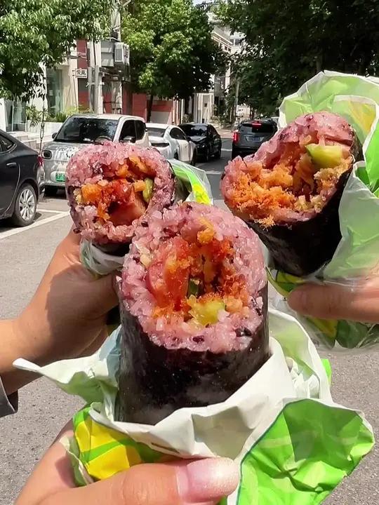 谁能拒绝这一口香喷喷的紫米饭团