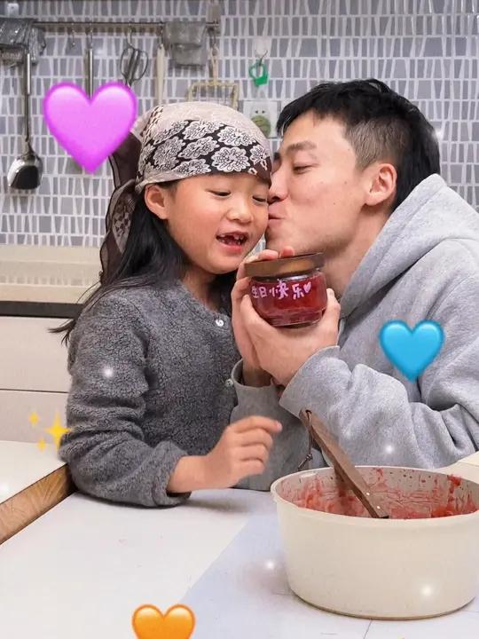 给爸爸的生日礼物 一份甜甜的草莓酱! 又是被女儿治愈的一天生日礼物父女日常草莓酱自制美食