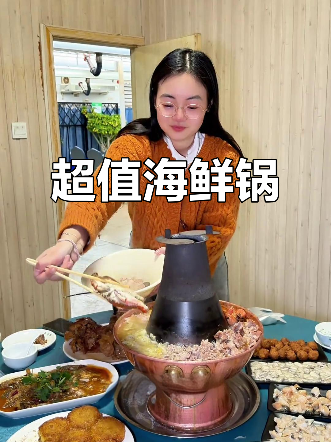 海鲜酸菜锅，配大骨头和拔丝白果，超值美味！