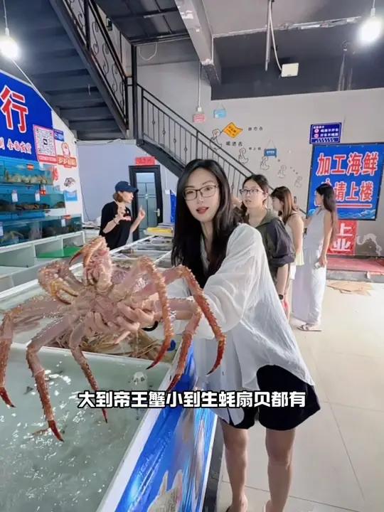 来威海的朋友在这里可以吃到即便宜又新鲜的海鲜