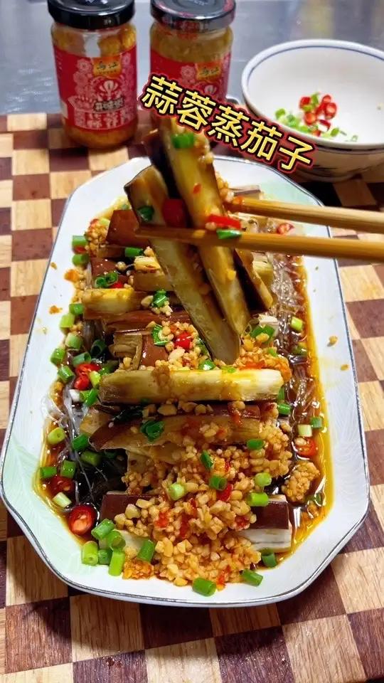 今天给大家分享，大人小孩都爱吃的蒜蓉蒸茄子，下饭菜