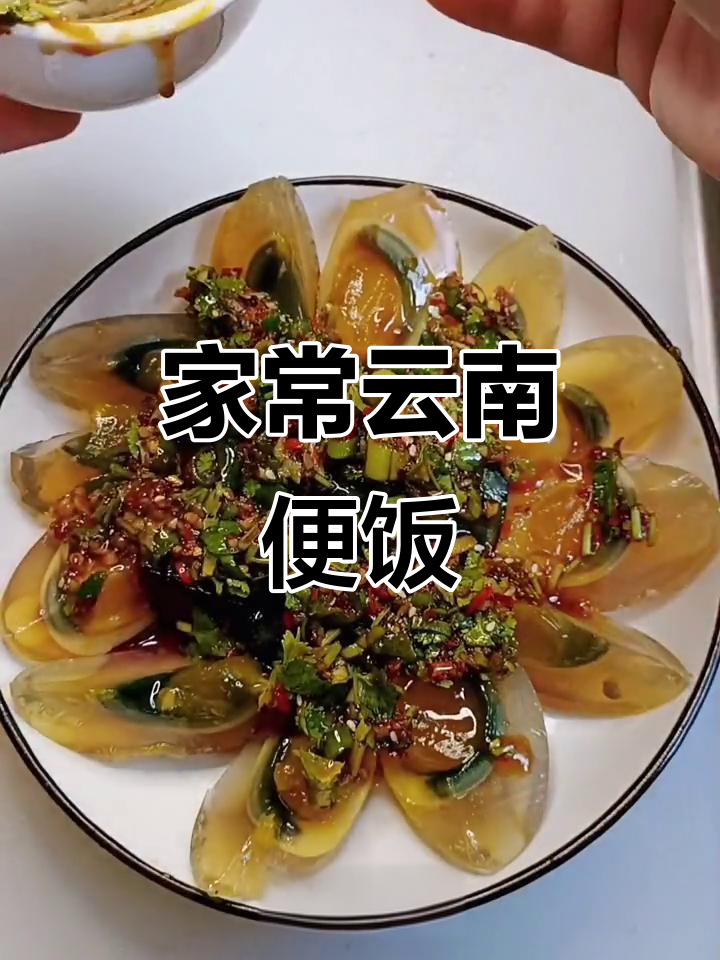 云南家常便饭:小瓜凉拌、皮蛋炒肉丝,蒜香洋芋搭配茭瓜