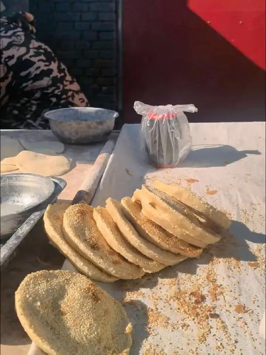 带你们看看我们河北唐县老家的烧饼,名叫吊炉烧饼,个头比恩施烧饼小很多,但味道也很好吃,外面