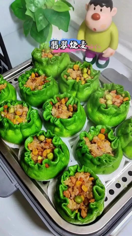 今天蒸了一锅翡翠烧麦,表皮松松软软,馅料十足,一口下去肉菜主食都有了,既好看又好吃,俩孩子