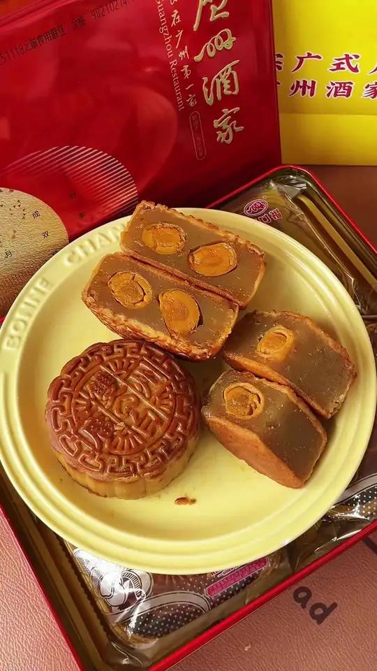 广州人只认 广州酒家双黄莲蓉月饼中华老字号,品质一如既往的好,自己吃送人都很合适中秋送礼中