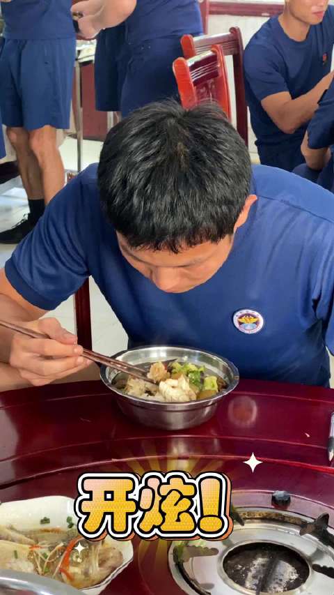 到饭点啦,一起来看看蓝朋友今天吃啥～清蒸鲈鱼、冬瓜炖羊肉、清炒茄子、丝瓜汤、干拌红油水饺、