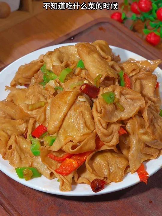 这个素肉大豆耳，蛋白质丰富，既有肉的口感又有大豆的豆香味，吃起来比肉还香。还可以拿来凉拌、