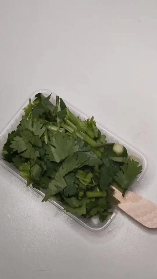 夏天到了,快叫你们的好朋友,给你们做一根,美味可口的香菜冰淇淋吧!
