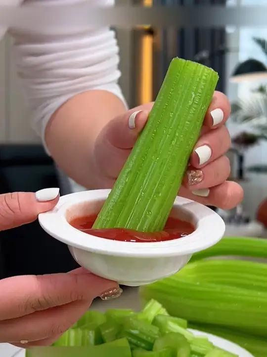 管理期真的要多吃点 水果西芹生啃 芹菜的快乐谁懂啊!没有筋、清脆爽口,含有丰富的维生素和胡