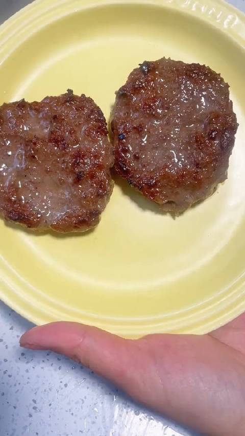 大家好!今天分享一个家庭美食——牛肉饼的制作方法。简单易学,口感鲜美!只需几个步骤,就能在