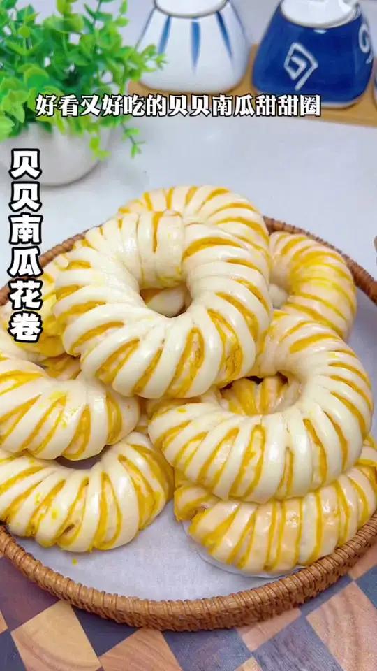 好看又好吃的贝贝南瓜花卷！面团比例400面粉、3g酵母、210克水揉成光滑面团，分成等份！