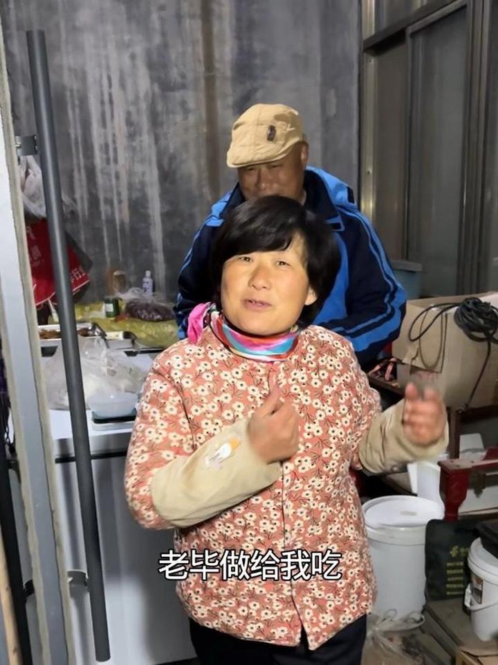 又星期了，国涛指名要吃爸爸炒的粉皮鸡，粉皮吸满汤汁，鸡肉炖的软烂，这就是家的味道