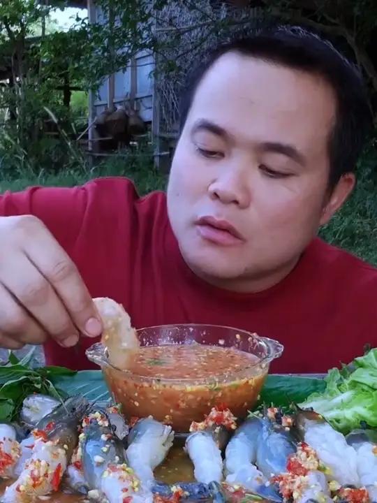 鲜榨料汁刺身罗氏虾 泰国大叔泰国美食泰国海鲜内容启发搜索泰国生活