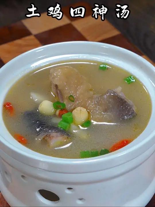 俗话说三伏不补，秋冬受苦，今天就把村里80岁老中医教我做的四神土鸡汤分享给大家