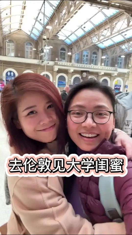 黑五这天我们去伦敦玩，哈罗德全场打折，人太多了。午饭和闺蜜吃了龙虾伊面和广式点心，分别时她