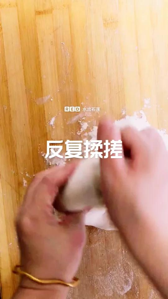 如何擀饺子皮,如何包饺子「亲吻」「亲吻」前几天出了一个包饺子如何和面的视频,今天出一个擀饺