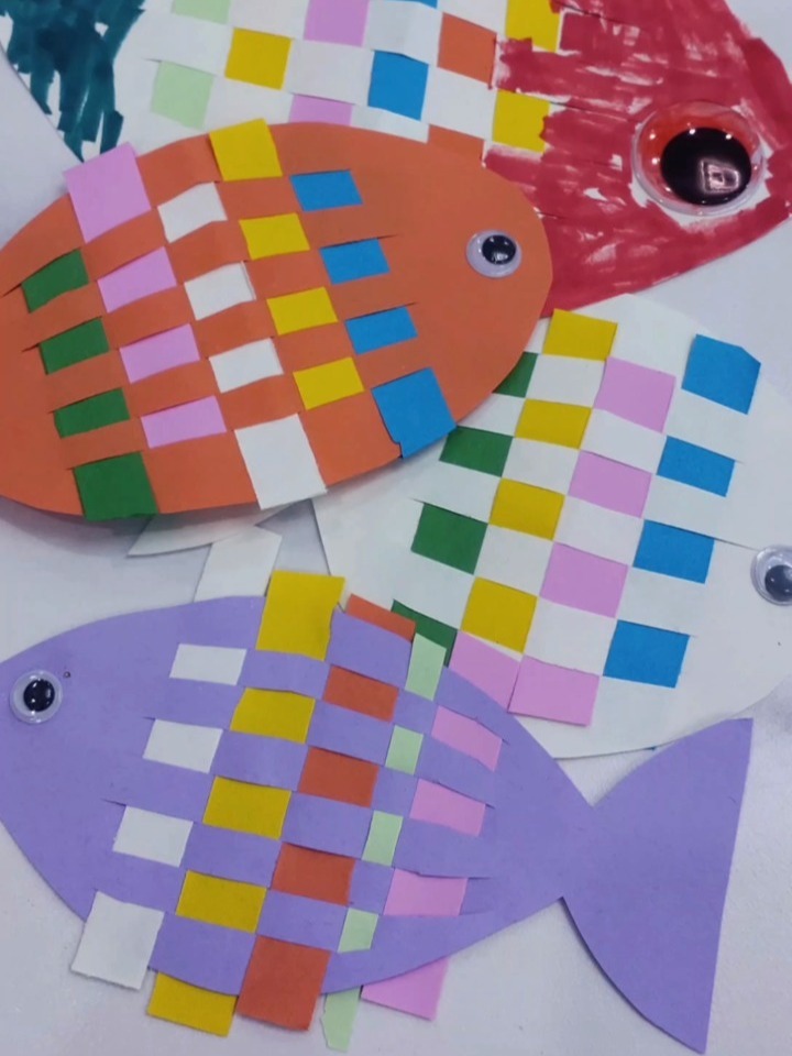 手工制作‖彩色纸条和小朋友做编织小鱼