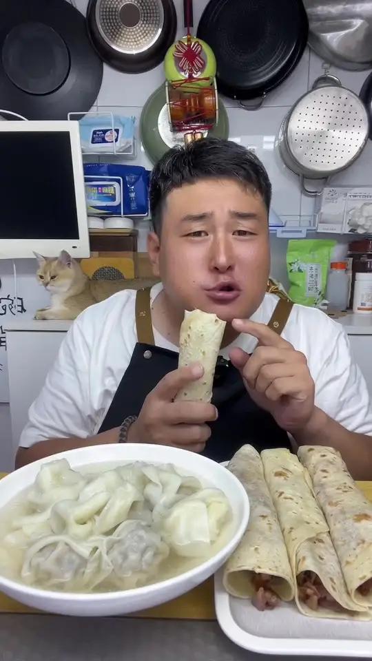 猪头肉卷小饼,还有大馅皮蛋猪肉馄饨 猪头肉 深夜吃点啥 馄饨 这一口好city 妈呀太香了