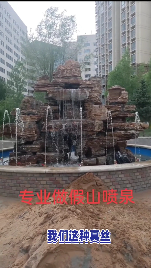 鱼池假山,自然与艺术的完美结合